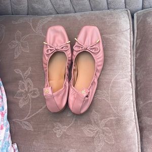 Tory Burch flat shoe in Rose color. Size 10